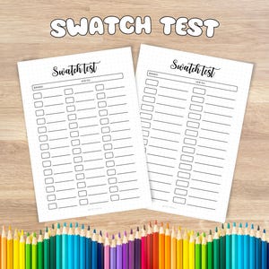 Könnte beinhalten: Zwei weiße "Swatch Test" Blätter mit gepunkteten Hintergründen und Reihen von Kästchen für Farbmuster. Die Blätter liegen auf einer Holzoberfläche, mit einer Reihe bunter Bleistifte am unteren Rand. Der Text "Swatch Test" steht oben.