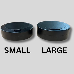 Op de afbeelding: Twee ronde zwarte containers met deksels, een met het label "SMALL" en de andere met het label "LARGE".