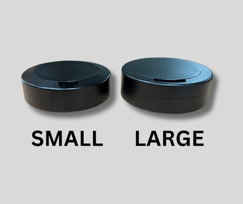Op de afbeelding: Twee ronde zwarte containers met deksels, een met het label "SMALL" en de andere met het label "LARGE".