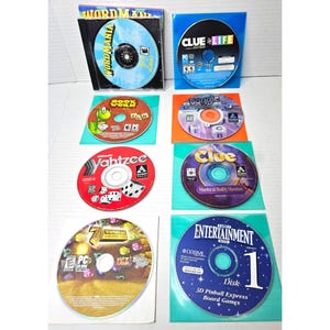 Puede incluir: Una colección de ocho discos de juegos de ordenador con juegos de mesa populares como Clue, Yahtzee, Boggle y Bookworm. Los discos están en estuches de tipo jewel case con ilustraciones coloridas y los títulos de los juegos.