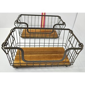Juego de 2 cestas de almacenamiento rústicas de alambre con base de madera para la organización del hogar y la oficina.