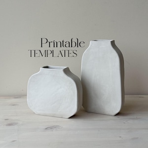 Può includere: Due vasi in ceramica bianca, uno alto e stretto, l'altro più basso e largo, su una superficie in legno chiaro. Il testo "Printable TEMPLATES" è visibile sopra i vasi.