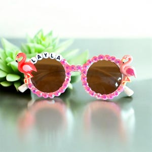 Kundenspezifische rosa Mädchen-Sonnenbrille, Mädchen-tropisches Gastgeschenk, Flamingo-Gastgeschenk, Mädchen-Flamingo-Sonnenbrille, Ostern Korb Stuffer