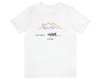 Puede incluir: Camiseta blanca con un gráfico de una casa con la palabra "Bluth" en ella. El texto "He cometido un error ENORME, el primero." está escrito debajo de la casa.