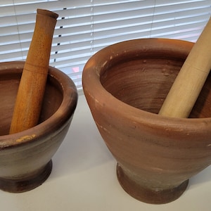Handgjord thailändsk lermortel och trästöt: Papayasalladskruk 2 storlekar 23 cm och 25 cm