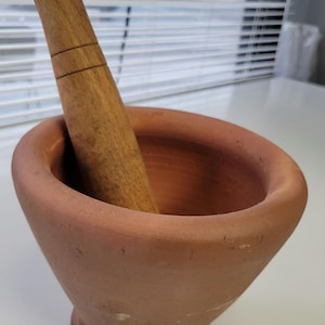 Handgjord lermortel och trästöt: Thailändsk matlagning, 18 cm
