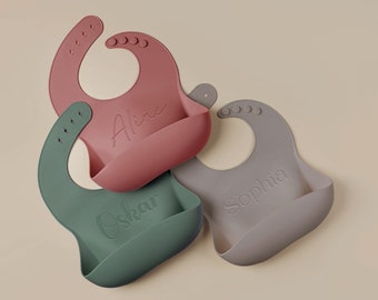 Bavaglino in silicone con personalizzazione ad incisione con tasca di raccolta per neonati e bambini, ideale come regalo per nascita, inizio pappa, compleanno