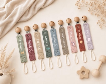 Catena per ciuccio in mussola con nome e scritta stampati, ideale come regalo per un neonato. Catena con moschettone e stampa.