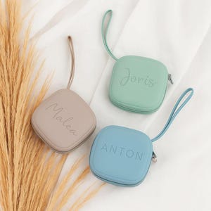 Boîte à tétines zippée avec gravure de personnalisation rangement en silicone avec personnalisation du nom idéal comme cadeau pratique
