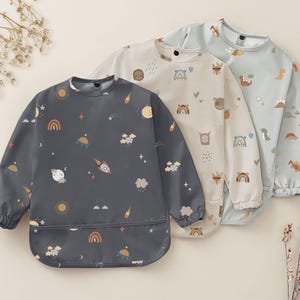 赤ちゃんや幼児用のコレクションポケット付きスリーブビブ、リサイクルポリエステル製