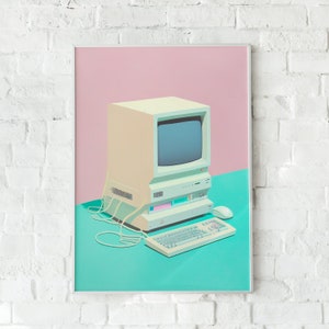 Könnte beinhalten: Ein Computer im Vintage-Stil mit einem beigefarbenen Monitor, einer Tastatur und einer Maus auf einem türkisfarbenen Hintergrund. Der Computer ist vor einem rosa Hintergrund platziert.