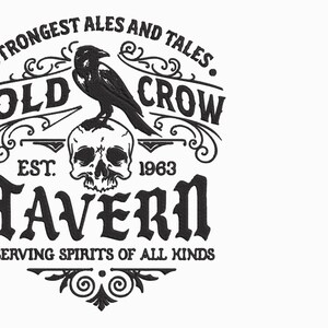 以下が含まれることがあります： 「Strongest Ales and Tales」と「Old Crow Tavern」の文字が入った白黒の居酒屋の看板。カラスが頭蓋骨の上に止まっています。看板には「Est. 1963」と「Serving Spirits of All Kinds」も含まれています。
