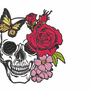 Puede incluir: Un cráneo blanco con una cuenca de ojo negra y una rosa roja con flores rosas y una mariposa amarilla en la parte superior.