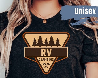 Puede incluir: Una camiseta negra con un diseño triangular marrón que presenta una línea de pinos, el texto "RV Glamping" y dos hachas cruzadas. El texto "Unisex" es visible en la esquina superior derecha de la imagen.