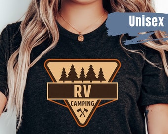 Puede incluir: Una camiseta gris oscuro con un diseño triangular marrón que presenta una línea de pinos, el texto "RV Camping" y hachas cruzadas. El texto "Unisex" está escrito en azul sobre un fondo blanco.