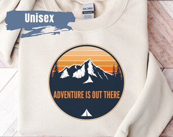Adventure is Out There Zitat Sweatshirt | Camping Geschenk | Berge Zitat Pullover | Lager-Sweatshirt | Abenteuer Sweatshirt | Outdoor Rundhalsausschnitt