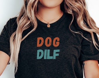 Camiseta Dog Dilf | Presente engraçado para pai de cachorro | Camiseta para amante de cachorro | Melhor pai de cachorro de todos os tempos | Presente para o dia dos pais | Camiseta para pai de cachorro para homens | Camiseta para dono de cachorro
