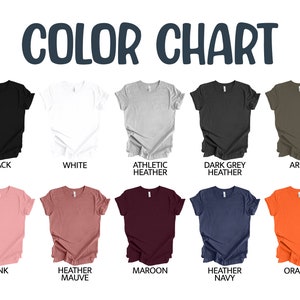Może przedstawiać: Karta kolor&oacute;w prezentująca r&oacute;żne kolory koszulek, w tym czarny, biały, athletic heather, dark grey heather, wojskowy, r&oacute;żowy, heather mauve, bordowy, heather navy i pomarańczowy. Tekst "COLOR CHART" znajduje się na g&oacute;rze.