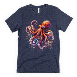 Puede incluir: Una camiseta azul marino con una ilustraci&oacute;n acuarela colorida de un pulpo. El pulpo es rojo, naranja, morado y azul.
