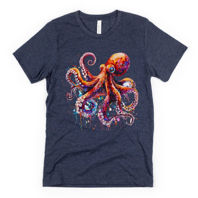 Puede incluir: Una camiseta azul marino con una ilustraci&oacute;n acuarela colorida de un pulpo. El pulpo es rojo, naranja, morado y azul.