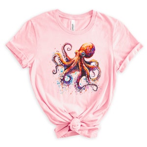 Puede incluir: Camiseta rosa con una ilustraci&oacute;n de acuarela de un pulpo con salpicaduras de pintura de colores.