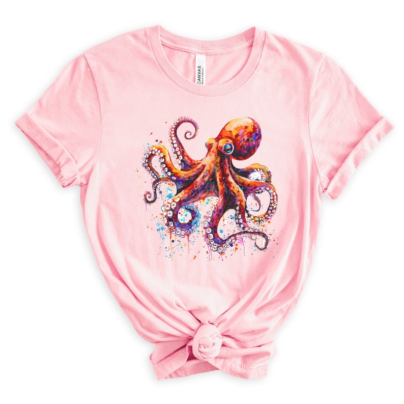 Puede incluir: Camiseta rosa con una ilustraci&oacute;n de acuarela de un pulpo con salpicaduras de pintura de colores.