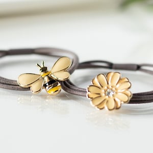Dekoratives Haargummi-Set mit Blumen und Hummeln