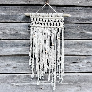 Décoration murale en macramé sur bois flotté avec perles de bois Boho neutre moyen | Cordon en coton
