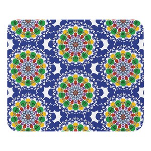 Puede incluir: Un diseño estampado azul y blanco con un patrón repetido de calaveras coloridas. Las calaveras están dispuestas en un patrón circular y están rodeadas por un borde azul.