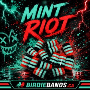 Pode incluir: Imagem artística com o texto "MINT RIOT" em vermelho e turquesa, com um fundo de respingos e raios turquesa e vermelhos. Vários doces cilíndricos com listras vermelhas, pretas e turquesas estão espalhados na parte inferior. O logotipo Birdie Bands está na parte inferior.