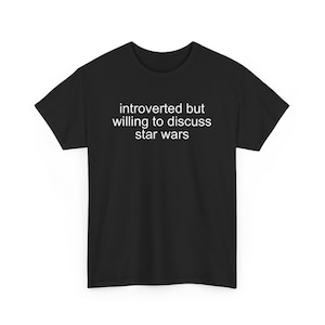 Könnte beinhalten: Schwarzes T-Shirt mit weißem Text, der "introvertiert, aber bereit, über Star Wars zu diskutieren" lautet.