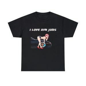 Puede incluir: Camiseta negra con un gráfico blanco de una mujer de anime limpiando una rueda de coche. El texto "I LOVE RIM JOBS" está por encima de la imagen.