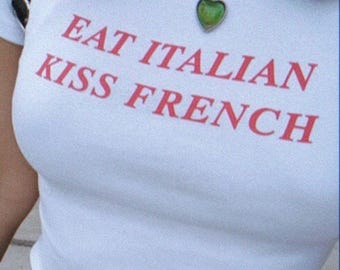 ギルダン5000｜イタリアンを食べ、フレンチにキスするシャツ｜面白いミームTシャツ｜皮肉なジョークギフト｜彼女または彼向けの皮肉なTシャツ｜エッジの効いたユーモアの服