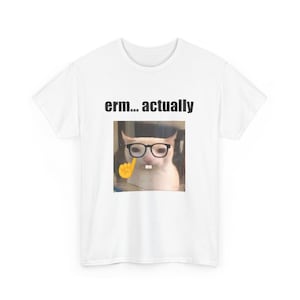 Puede incluir: Camiseta blanca con un gato blanco que lleva gafas y un dedo sobre la boca. El texto "erm...actually" está impreso sobre el gato.