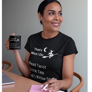 É isso que eu faço... Bebo chá, leio tarô e sei coisas | Camisa de Tarot da bruxa | Camiseta engraçada | Presente | Presentes para ela