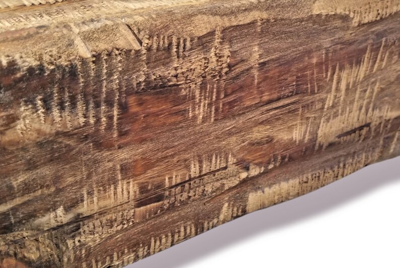 Puede incluir: Primer plano de una viga de madera r&uacute;stica con un acabado natural marr&oacute;n y marr&oacute;n claro. La madera tiene un aspecto desgastado con grano y nudos visibles.