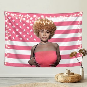Ice Spice All Pink Room Decor, merchandising de especias de hielo, camisa de especias de hielo, regalo para ella, bandera de la habitación Munch Dorm, póster del dormitorio universitario