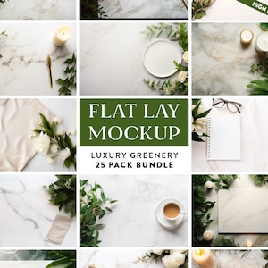 Op de afbeelding: Een set van 25 flatlay mockups met een witte marmeren achtergrond met groen, kaarsen, een notitieboek, een pen, een bord, een kopje koffie en andere decoratieve elementen. De tekst "FLAT LAY MOCKUP" en "LUXURY GREENERY 25 PACK BUNDLE" wordt weergegeven op de afbeelding.