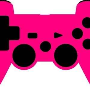 以下が含まれることがあります： 黒いボタンと方向キーが付いたピンクのビデオゲームコントローラー