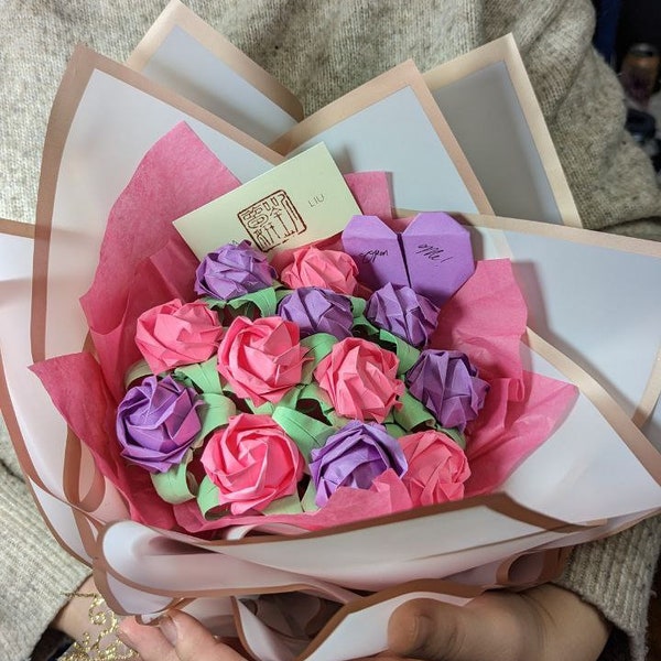 Kundenspezifischer Blumenstrauß von 12 handgemachten Origami-Rosen Geschenk mit Krone Stil Verpackung für Graduierung, Valentinstag, Jubiläum oder besonderen Anlass