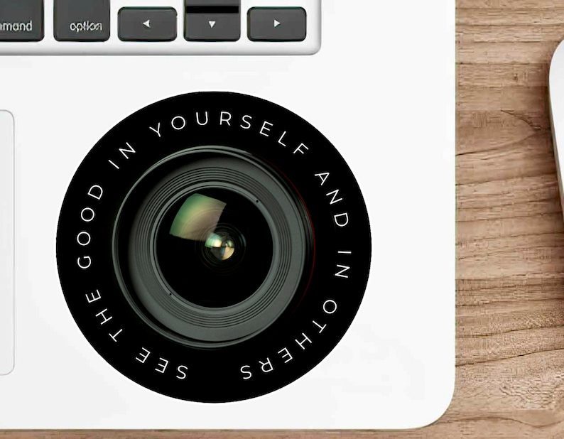 Puede incluir: Pegatina de lente de c&aacute;mara en blanco y negro con el texto "See the good in yourself and in others".