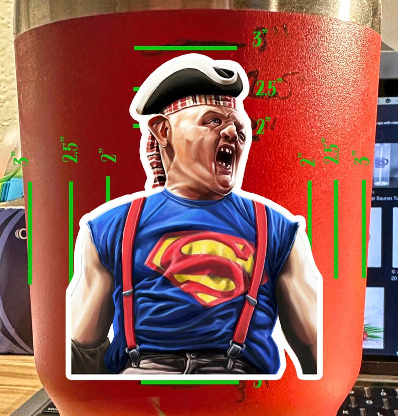 K&ouml;nnte beinhalten: Ein bunter Aufkleber mit einer Comicfigur, die ein rot-wei&szlig;-blaues Superman-Kost&uuml;m mit einem rot-wei&szlig; gestreiften Hut tr&auml;gt. Die Figur tr&auml;gt rote Hosentr&auml;ger und hat einen &uuml;berraschten Gesichtsausdruck.
