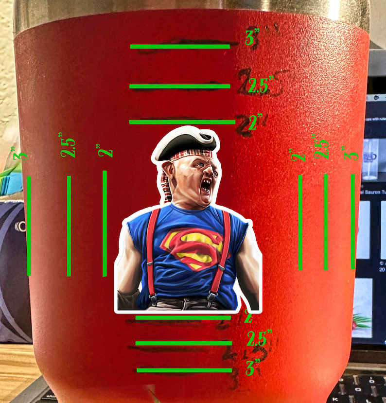 K&ouml;nnte beinhalten: Ein roter isolierter Becher mit einem wei&szlig;en Aufkleber eines Charakters, der ein rot-blaues Superman-Kost&uuml;m und einen rot-schwarzen karierten Hut tr&auml;gt. Der Becher ist mit Ma&szlig;en in Zoll gekennzeichnet: 2,5, 2, 2,5, 2, 2,5, 3, 2,5, 2, 2,5, 3.