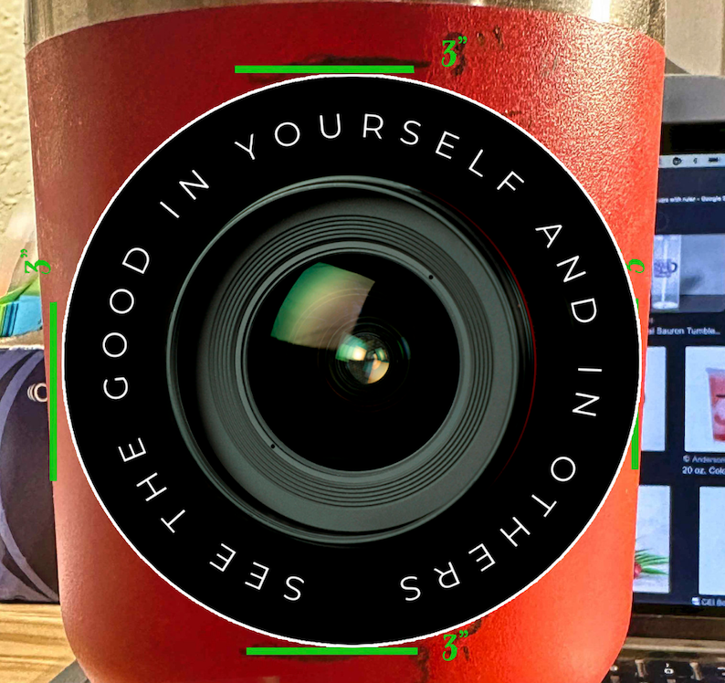 Puede incluir: Un vaso aislante rojo con un c&iacute;rculo blanco que presenta una lente de c&aacute;mara y el texto "See the good in yourself and in others".