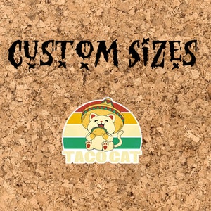 Puede incluir: Una pegatina con un gato de dibujos animados que lleva un sombrero y come un taco. El texto "Taco Cat" est&aacute; debajo del gato y el texto "CUSTOM SIZES" est&aacute; encima del gato.