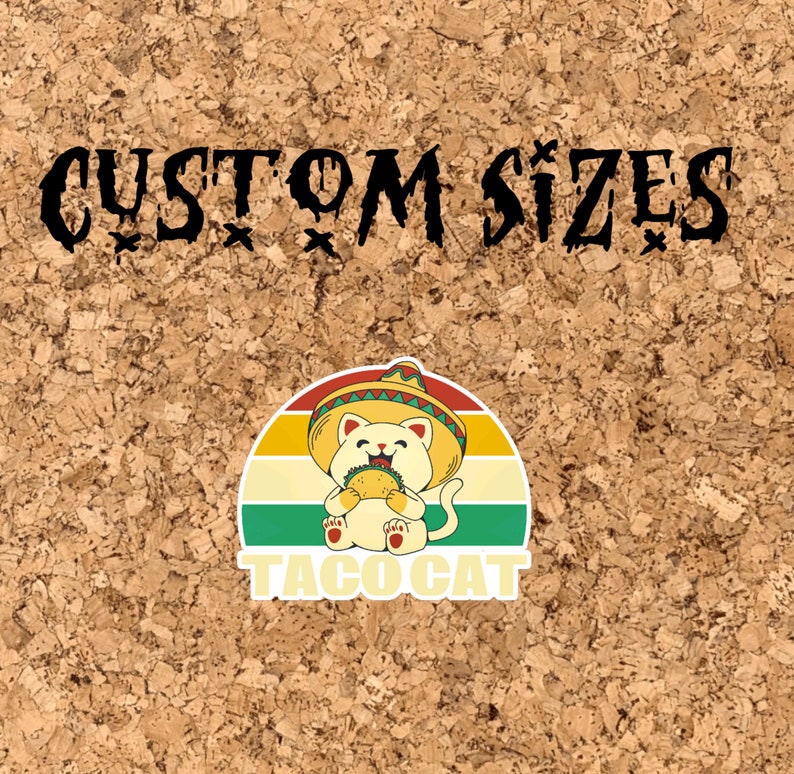 Puede incluir: Una pegatina con un gato de dibujos animados que lleva un sombrero y come un taco. El texto "Taco Cat" est&aacute; debajo del gato y el texto "CUSTOM SIZES" est&aacute; encima del gato.