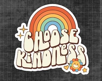 Puede incluir: Una pegatina blanca con un arcoíris, una flor amarilla con una cara sonriente, un corazón rojo y una estrella amarilla. La pegatina dice "Choose Kindness" en una fuente retro.