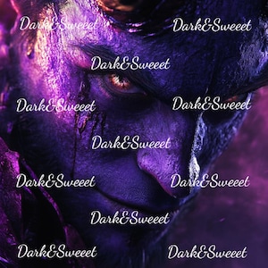 Dark Fantasy Demon Warrior Portrait, visage de démon violet vif se bouchent avec des yeux orange féroces, impression d'art gothique, créature malveillante mystique