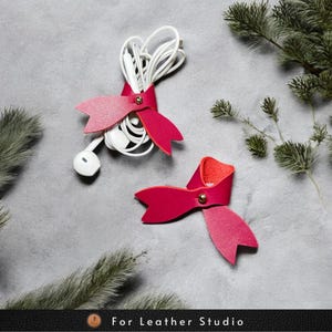 Christmas Bow Leather Cable Organizer, Personalized Leather Cord Wrap, Cord Tie, Leather Cable Holder, Leather Cable Snaps, Stocking Stuffer