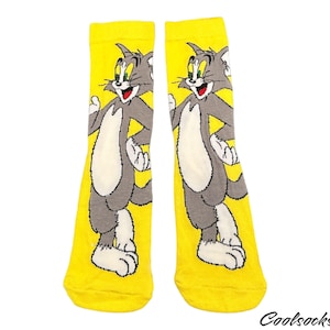 Yellow Cartoon Cat Crew Socks – Retro Checkerboard Design – Fun Unisex Gift